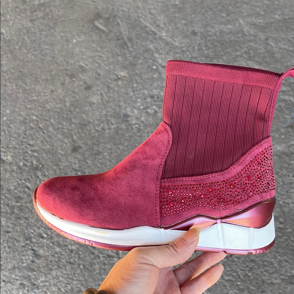 Stylish Burgundy Women's Sneakers